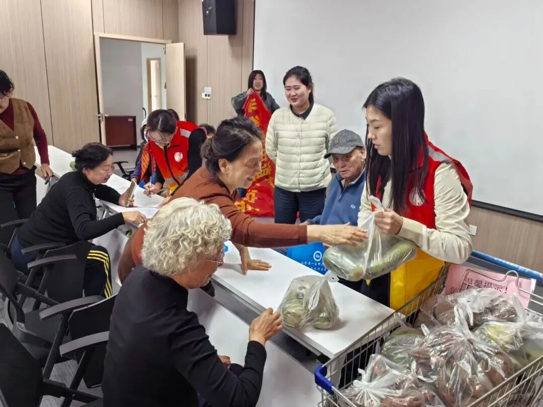 劲松八路社区走访慰问
